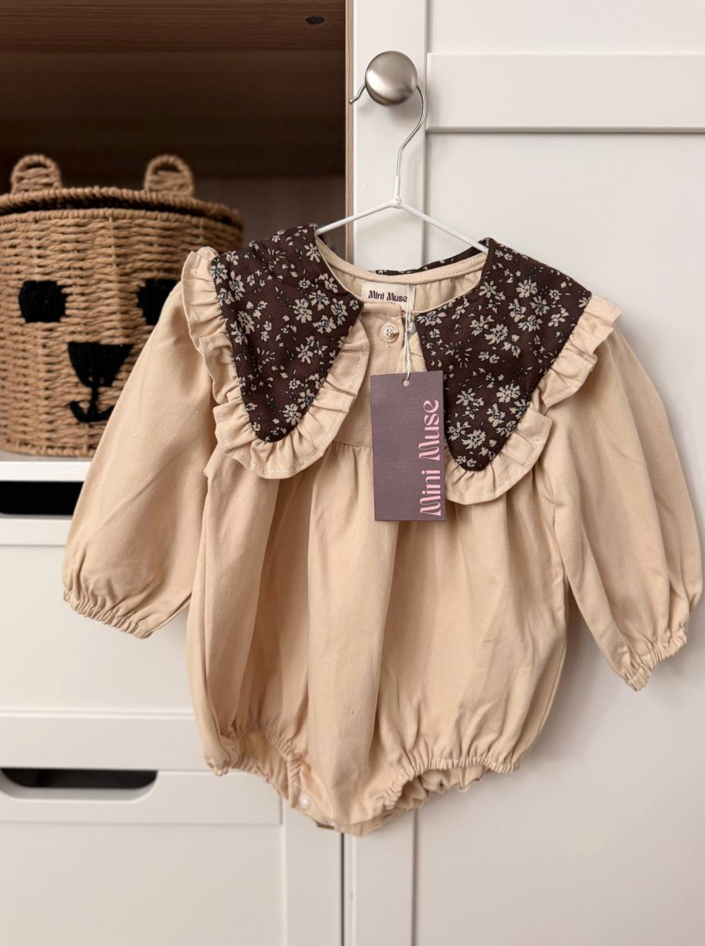 Romper with a floral print and collar