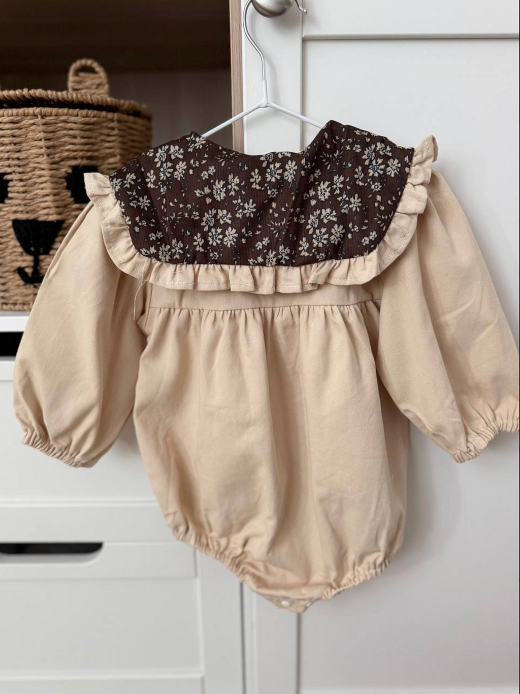 Romper with a floral print and collar